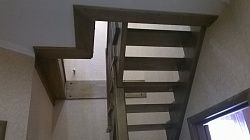 Лестница для коттеджа из лиственницы от производителя