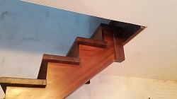 Деревянная лестница на тетивах от производителя