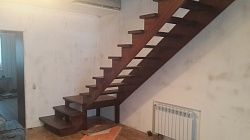 Деревянная лестница на тетивах от производителя