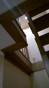 Лестница для коттеджа из лиственницы от производителя